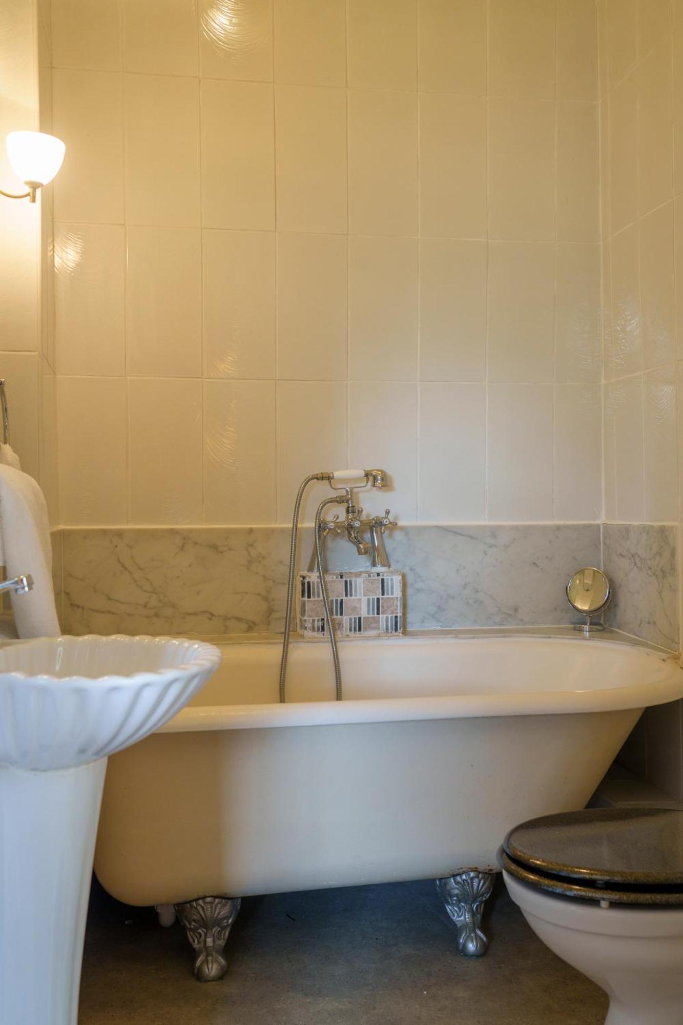 ホテル Harrisons Hall Bed & Breakfast モールド エクステリア 写真